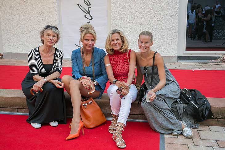 Die Schauspielerinnen Ilona Gr&uuml;bel, Ursula Gottwald und Andrea L'Arronge (mit Tochter Jessica) 2016 beim Hinterhof-Catwalk in der Boutique M&uuml;nchen Mitte, damals noch in der Corneliusstra&szlig;e. 2019 zog der Laden dann auf die edle Residenzstra&szlig;e (&copy;Foto: Mathis Beutel)